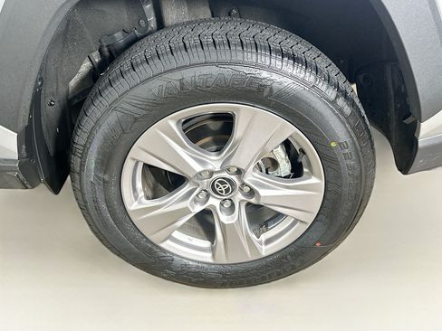 Used 2025 Toyota RAV4 XLE FWD image 11