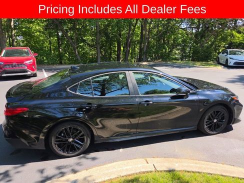 Used 2025 Toyota Camry SE FWD image 9