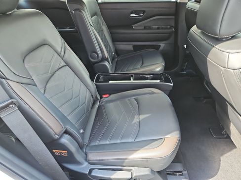 Used 2024 Nissan Pathfinder Platinum image 20