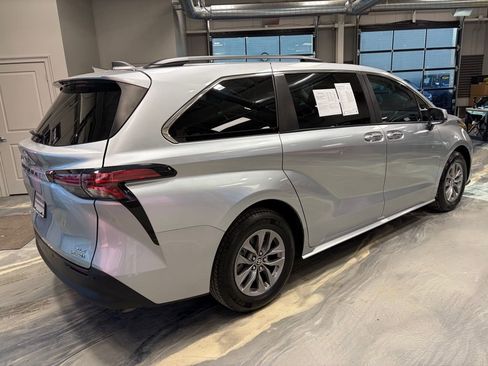 Used 2022 Toyota Sienna XLE image 33