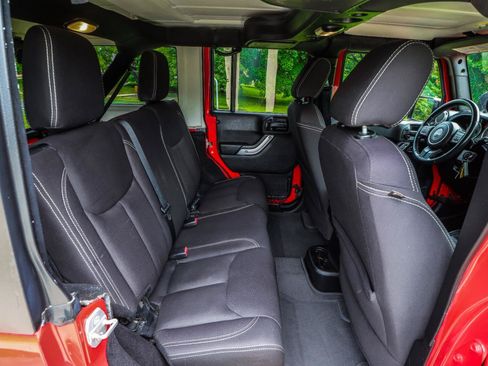Used 2015 Jeep Wrangler Unlimited Sahara w/ Connectivity Group AWD/4WD image 35