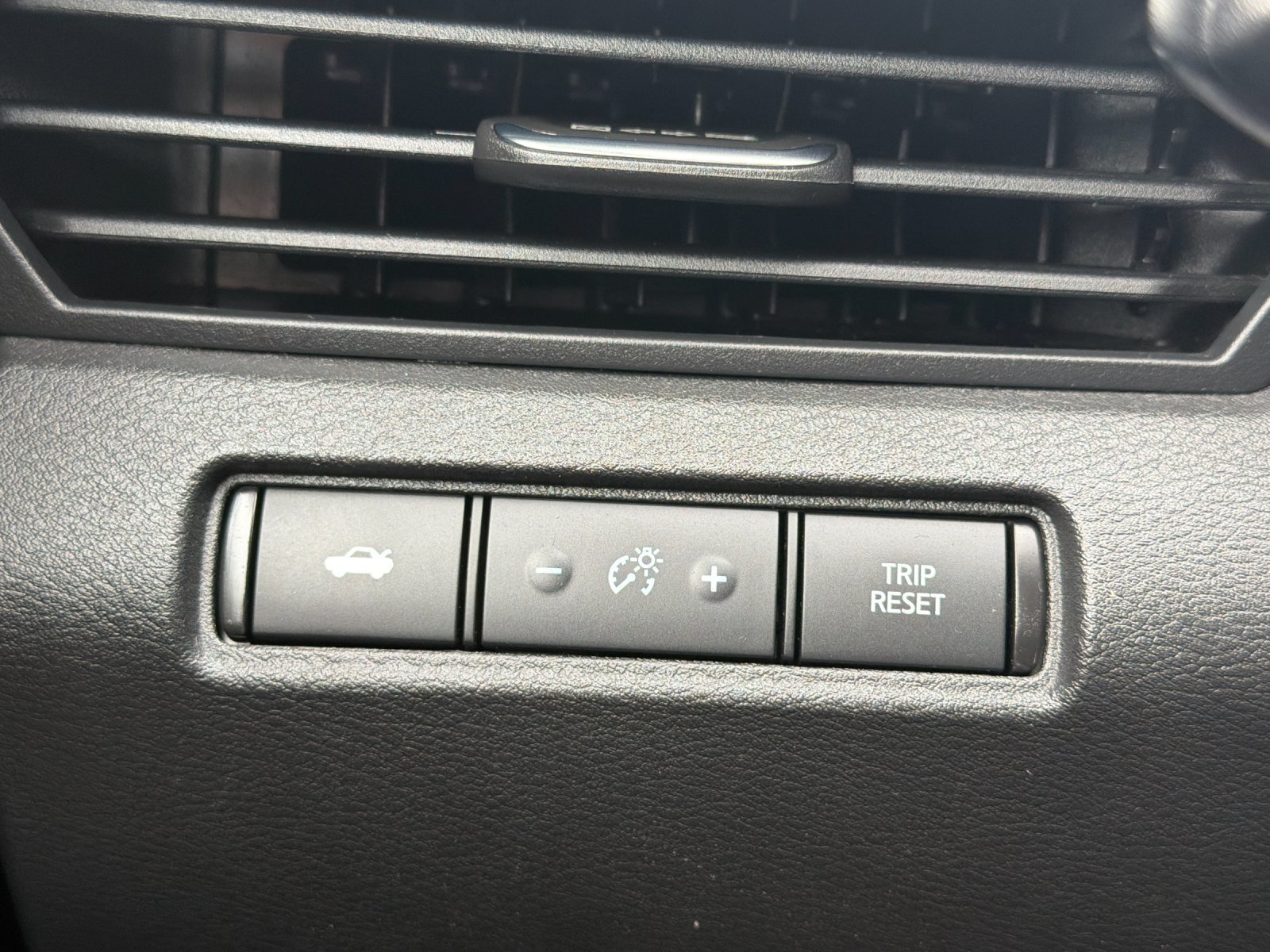 Used 2024 Nissan Altima 2.5 SV FWD image 31