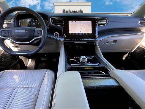 Used 2024 Jeep Wagoneer Series II w/ Flexible Seating Group image 15