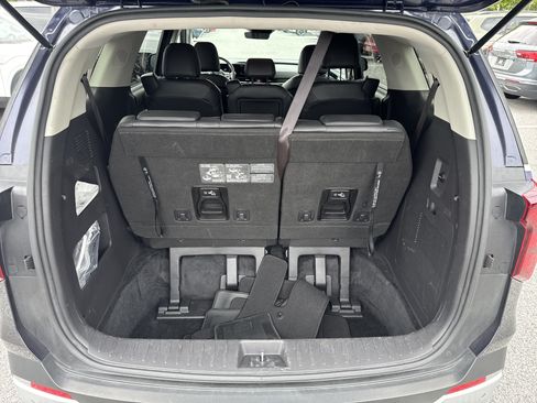 Used 2025 Kia Carnival FWD image 31