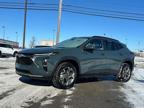 Used 2025 Chevrolet Trax LT w/ Sunroof Package image 2