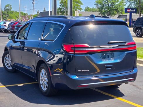 Used 2022 Chrysler Pacifica Touring-L FWD image 14