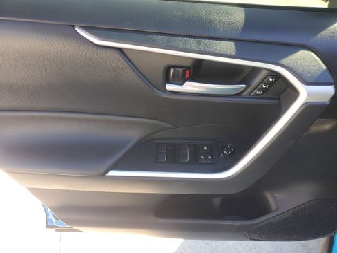 Used 2021 Toyota RAV4 XLE Premium image 20