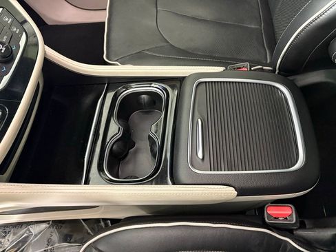 Used 2023 Chrysler Pacifica Limited image 33