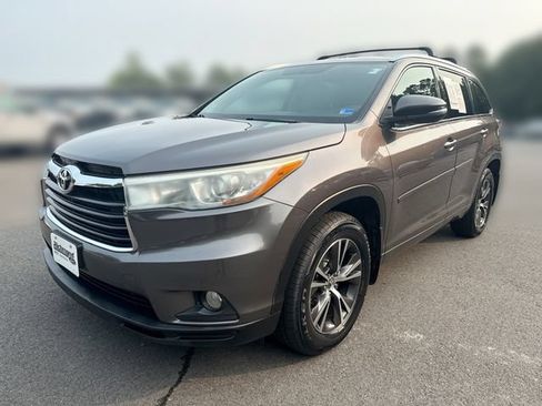 Used 2016 Toyota Highlander XLE w/ Protection Package #3 AWD/4WD image 4