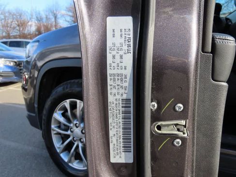 Used 2019 Jeep Cherokee Latitude Plus w/ Cold Weather Group image 30