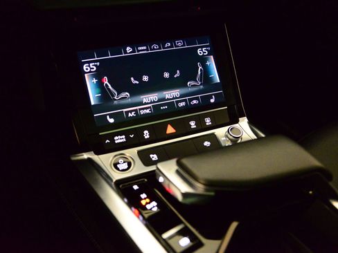 Used 2022 Audi e-tron Premium w/ Convenience Plus Package image 29