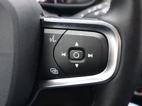 Used 2025 Volvo XC40 B5 Core image 21