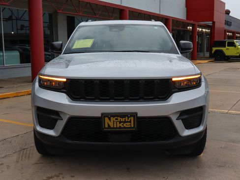 Used 2023 Jeep Grand Cherokee Altitude image 3