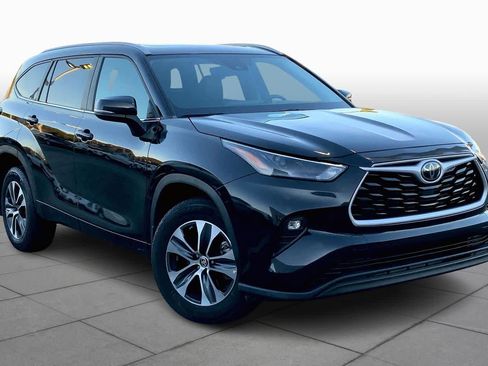 Used 2024 Toyota Highlander XLE image 2