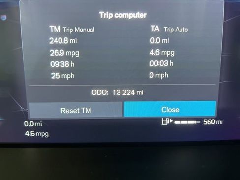 Used 2025 Volvo XC40 B5 Core image 13