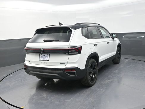 New 2026 Volkswagen Taos SE image 8