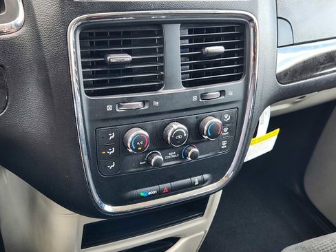 Used 2019 Dodge Grand Caravan SE w/ UConnect Hands-Free Group FWD image 18