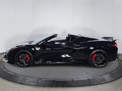 Used 2025 Chevrolet Corvette Z06 w/ Stealth Interior Trim Package RWD image 2