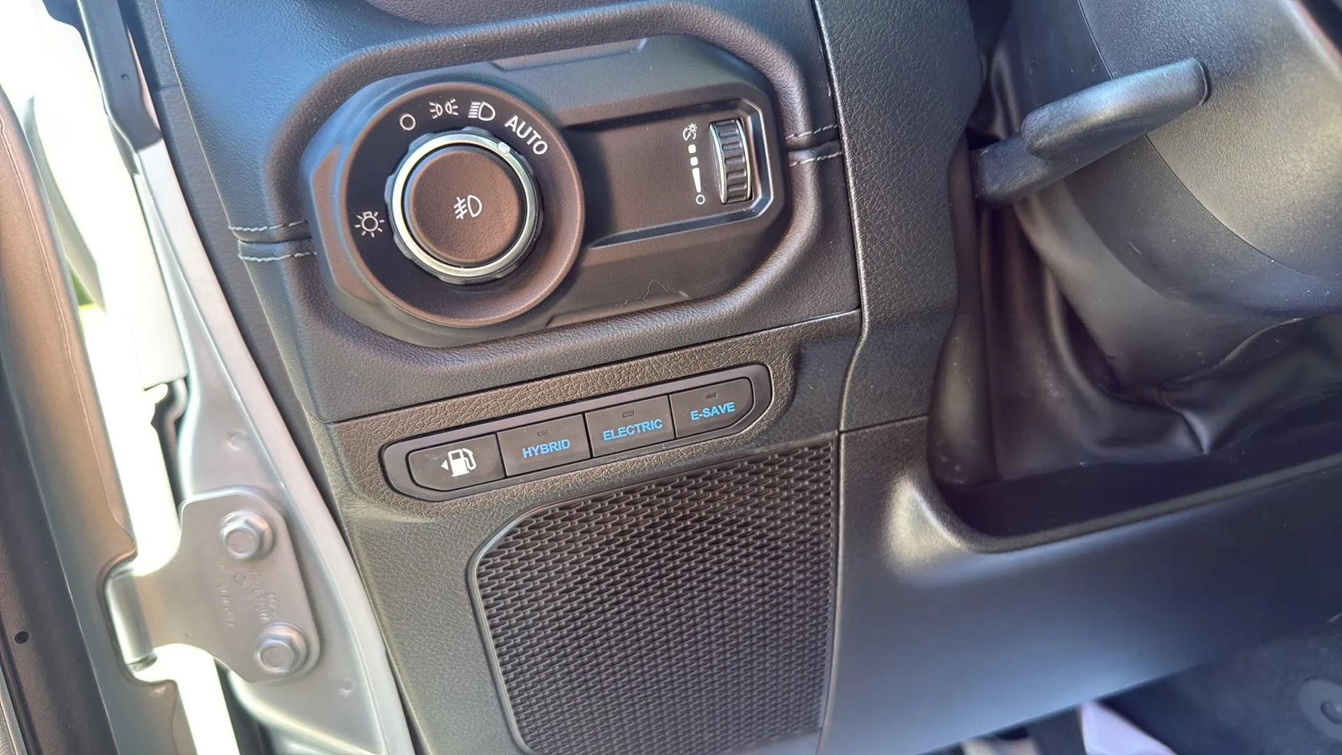 Used 2024 Jeep Wrangler Unlimited Sahara w/ Technology Group AWD/4WD image 36