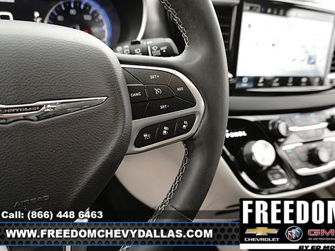 Used 2023 Chrysler Pacifica Touring-L FWD image 23