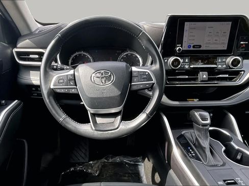 Used 2023 Toyota Highlander XLE FWD image 6