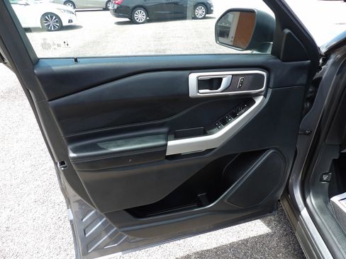 Used 2024 Ford Explorer XLT w/ Equipment Group 202A RWD image 9