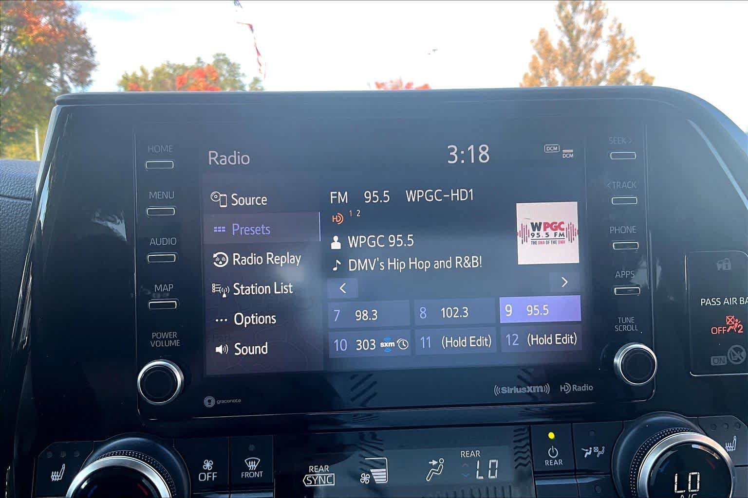 Used 2020 Toyota Highlander XLE AWD/4WD image 34