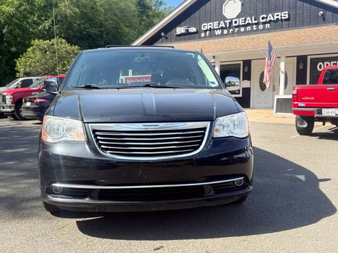Used 2014 Chrysler Town & Country Touring-L w/ Driver Convenience Group FWD image 2