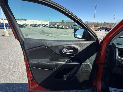 Used 2021 Jeep Cherokee Latitude Lux w/ Comfort/Convenience Group image 24