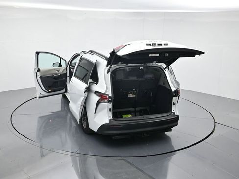 Used 2022 Toyota Sienna XLE image 41