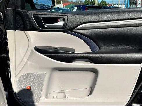 Used 2017 Toyota Highlander Limited Platinum image 22