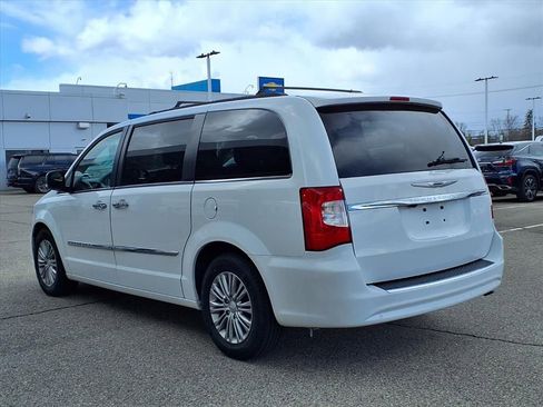 Used 2016 Chrysler Town & Country Touring-L image 7
