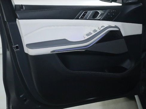 Used 2023 BMW X7 M60i image 23