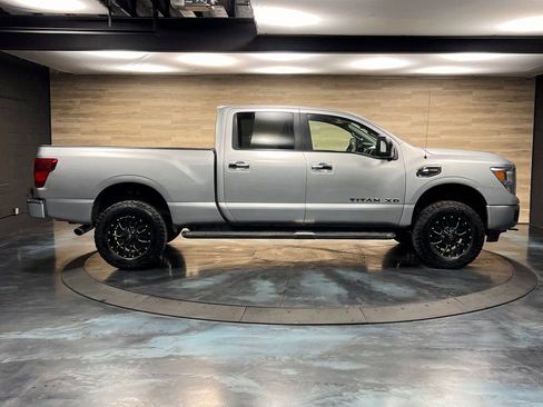 Used 2018 Nissan Titan SV image 9