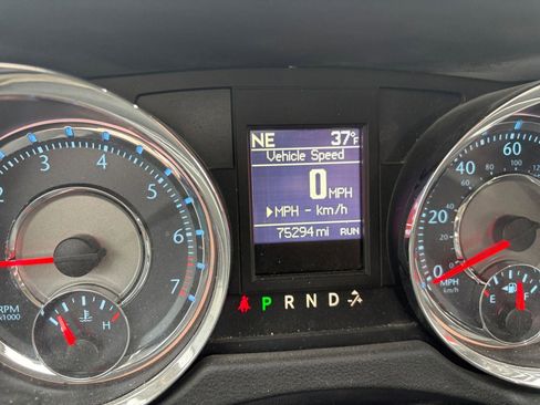 Used 2015 Chrysler Town & Country Touring w/ Driver Convenience Group image 21