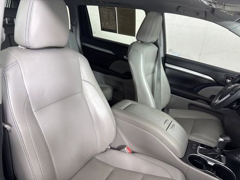 Used 2019 Toyota Highlander XLE image 32