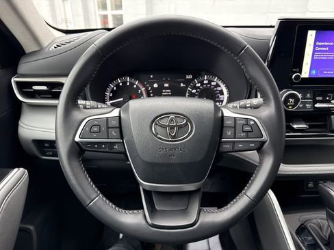 Used 2024 Toyota Highlander LE AWD/4WD image 17