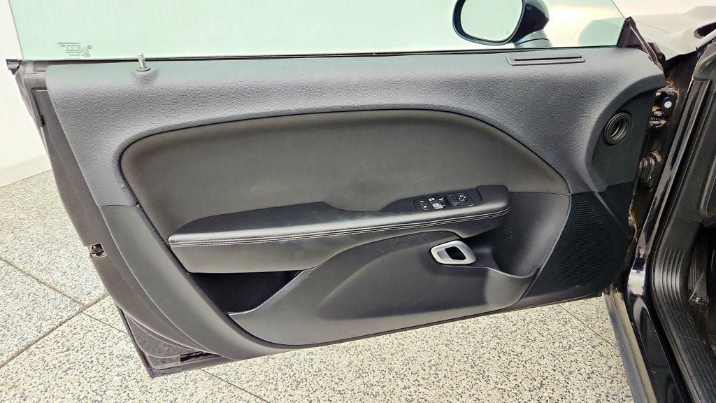 Used 2015 Dodge Challenger SXT RWD image 9