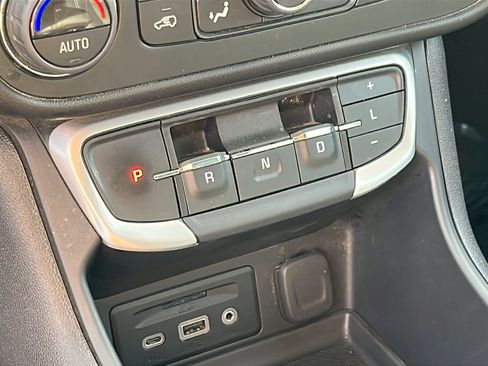 Certified 2024 GMC Terrain SLT image 21