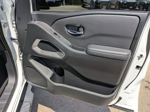 Used 2022 Nissan Frontier SV w/ Technology Package RWD image 29