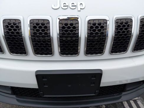 Used 2019 Jeep Cherokee Latitude Plus w/ Comfort/Convenience Group image 14