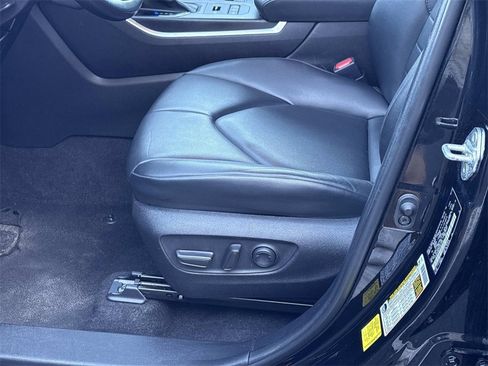 Used 2023 Toyota Highlander XLE image 27