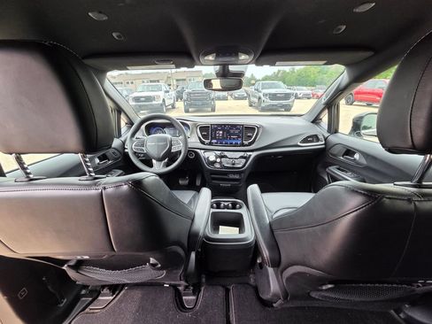 Used 2025 Chrysler Pacifica Select FWD image 24