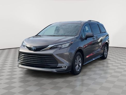 Used 2023 Toyota Sienna XLE image 3
