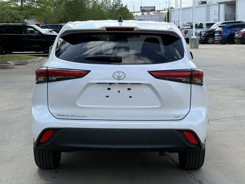 Used 2023 Toyota Highlander LE image 5