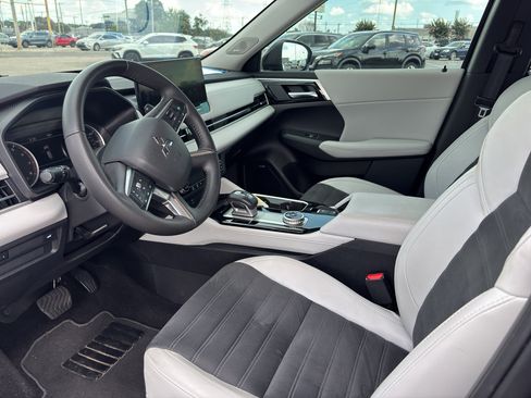 Used 2025 Mitsubishi Outlander SE FWD image 4