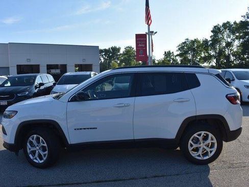 Used 2024 Jeep Compass Latitude AWD/4WD image 3