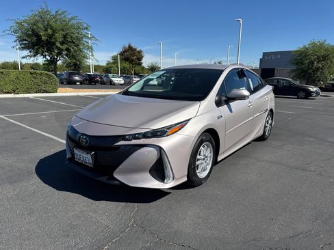 Used 2022 Toyota Prius Prime XLE FWD image 3