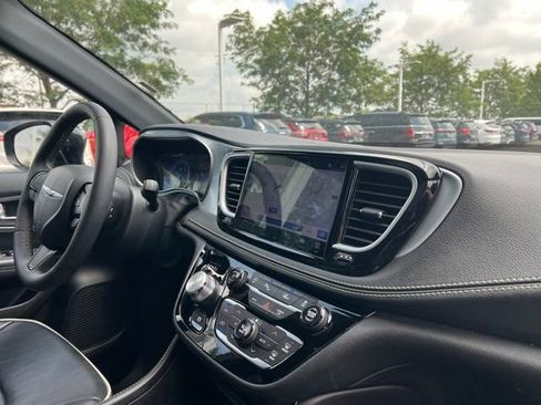 Used 2025 Chrysler Pacifica Limited FWD image 40