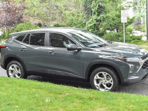 Used 2026 Chevrolet Trax LS w/ LS Convenience Package FWD image 10